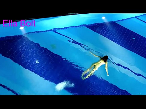 ❤️ 나는 보는 것을 멈출 수 없다, 젊은 금발이 ELLA BOLT 리조트 수영장에서 누드로 수영하다 적발 창녀 포르노에서 ko.pornjk.ru ️❤